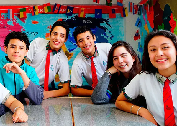 Clases dinámicas de inglés en secundaria particular de Cuautitlán Izcalli con alumnos participando